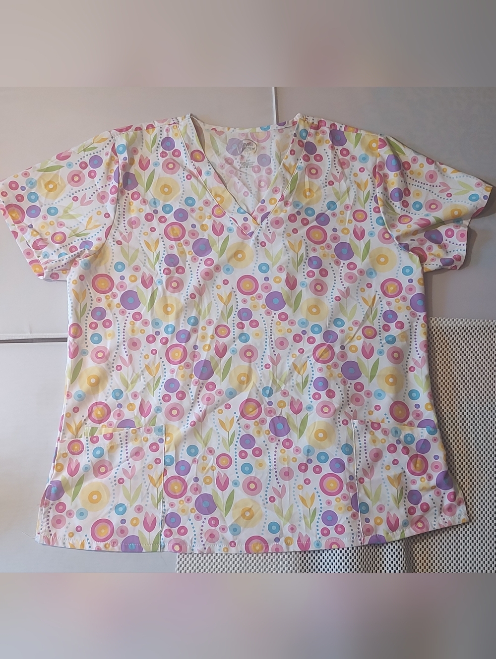 Divine Stretch by JDM Women's Size 2X Scrub Top Short Sleeve Spring Floral